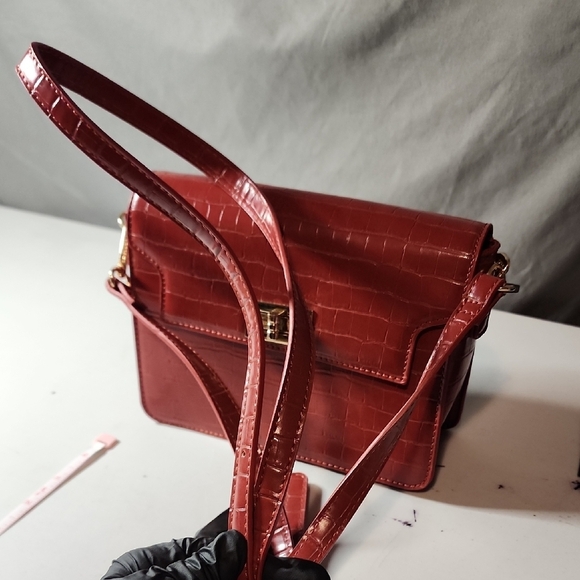 Like Dreams Like New Croc Texture Crossbody Bag with Chain Handle And Long Strap - Picture 8 of 8